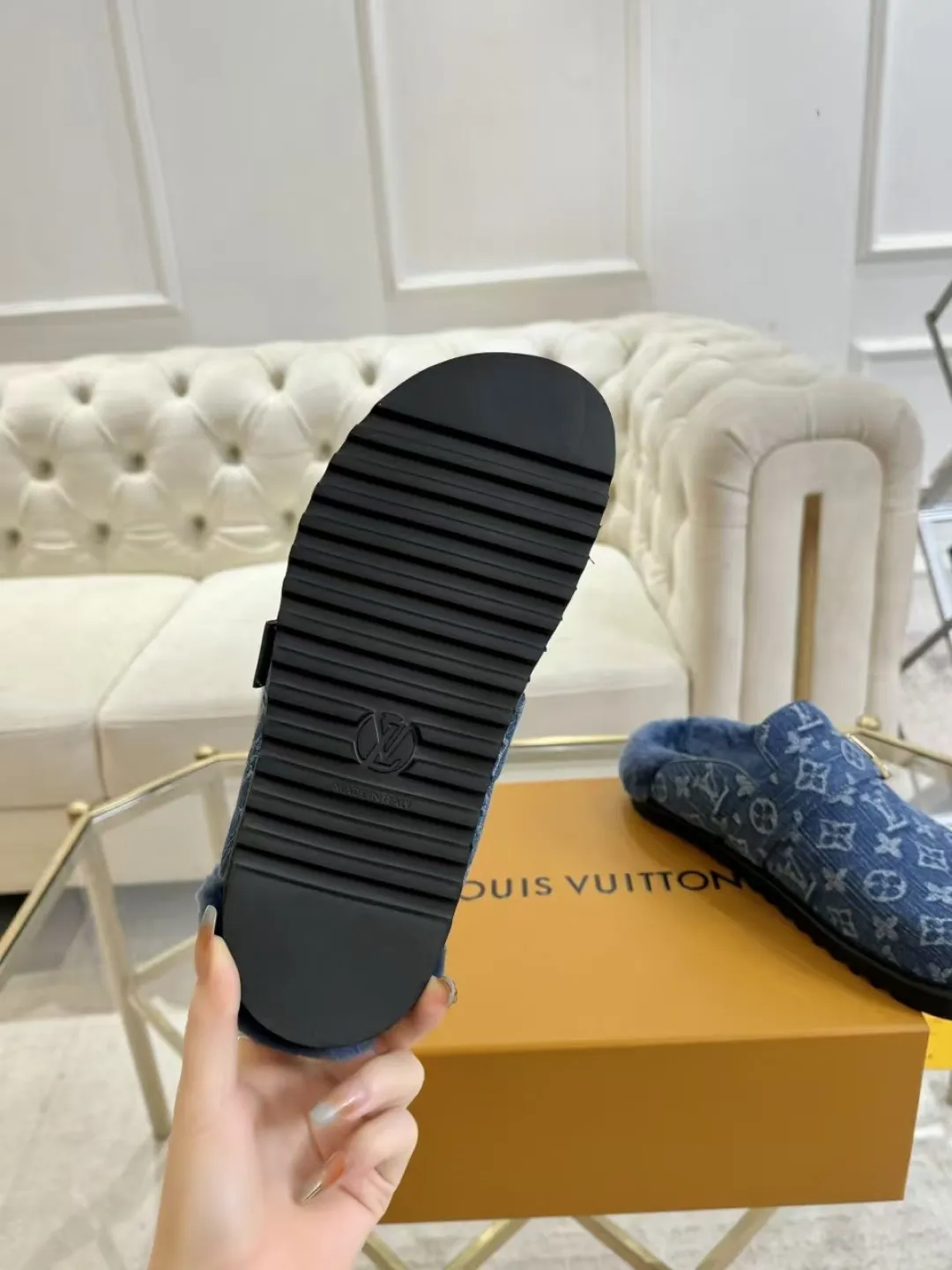 p600✨ LV Couple’s Wool Slippers｜Full of high-end feel, the soles of your feet are luxurious✨ We have achieved the ultimate restoration of the "higher version" of this pair of LV classic toe-toe slippers! 👫💫 🌟 The core advantages are clear at a glance: ✔️ Original jacquard + cowhide fabric, delicate texture, high-end at first glance; ✔️ 280% pure wool lining, wearing barefoot is like stepping on clouds ☁️, soft and skin-friendly and not sweaty; ✔️ Non-slip rubber bottom + three-dimensional toe design, super stable for walking, fashionable and practical!  👀 Must-have attention to detail: Belt buckle + classic LV presbyopic elements, revealing the aura of a big-name brand in a low-key manner ~ Whether it is a couple dating or a trip with besties, both of them are the focus when they go out👟💖 ✨ Easily match the wardrobe: jeans + sweaters, lazy and casual style ✔️ Coat + skirt, refined and elegant ✔️ One pair of shoes can handle a variety of styles, and the sense of luxury is never artificial ~ #LV slippers #couple outfit #High-End Customization #Quality Shoes Recommendation Fabric: Yangjing/classic jacquard fabric Lining: Imported wool lining Sole: Original rubber sole Size: Female 35-41 Male 38-46